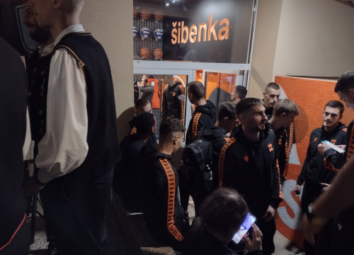 Fotografija 3 - Otvoren Fan shop GKK Šibenke: Mala svečanost i gužva na prvi dan