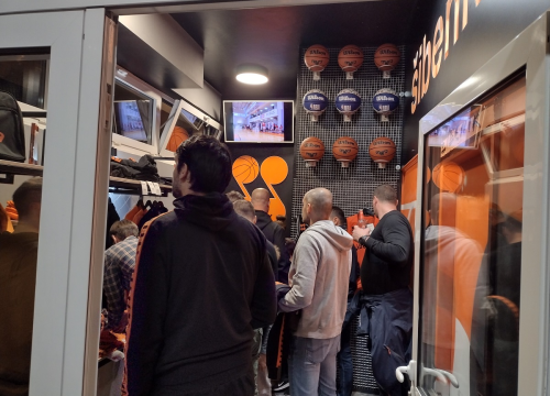 Fotografija 6 - Otvoren Fan shop GKK Šibenke: Mala svečanost i gužva na prvi dan