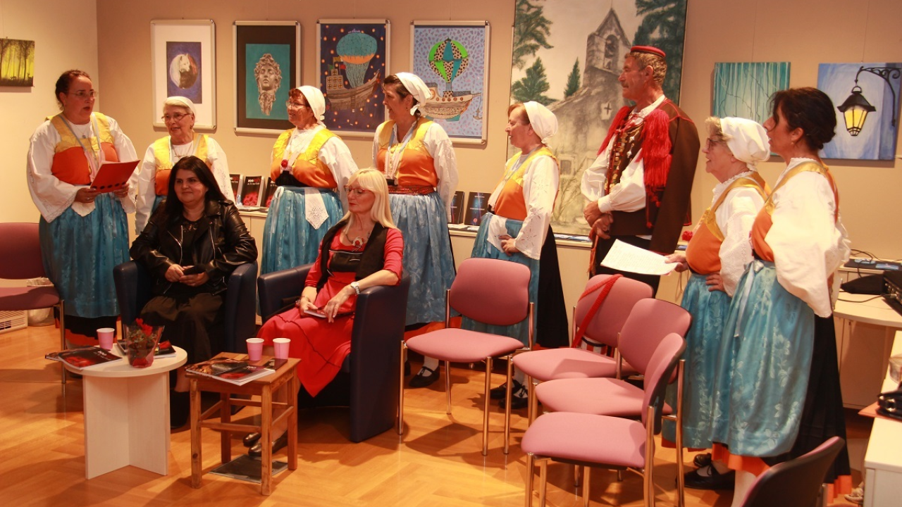 Sto ruža za Vesnu Parun: 'Sinoć je naša najveća poetesa ušetala u tu knjižnicu'