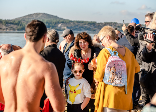 Fotografija 3 - Nekoliko odvažnih okupalo se na Banju u podne na samu Novu godinu: 'U-vodi-mo euro'