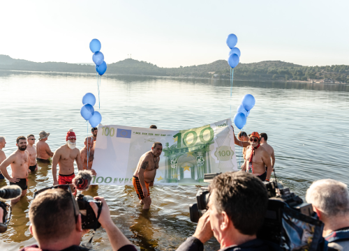 Fotografija 11 - Nekoliko odvažnih okupalo se na Banju u podne na samu Novu godinu: 'U-vodi-mo euro'