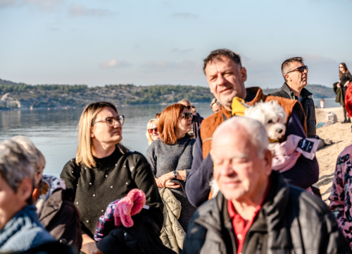 Fotografija 15 - Nekoliko odvažnih okupalo se na Banju u podne na samu Novu godinu: 'U-vodi-mo euro'