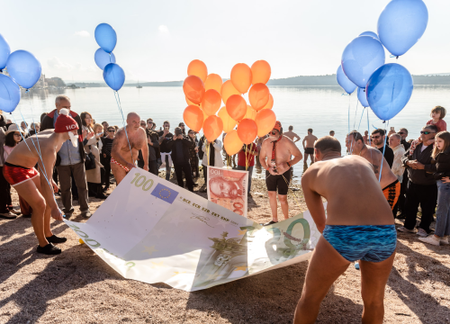 Fotografija 21 - Nekoliko odvažnih okupalo se na Banju u podne na samu Novu godinu: 'U-vodi-mo euro'