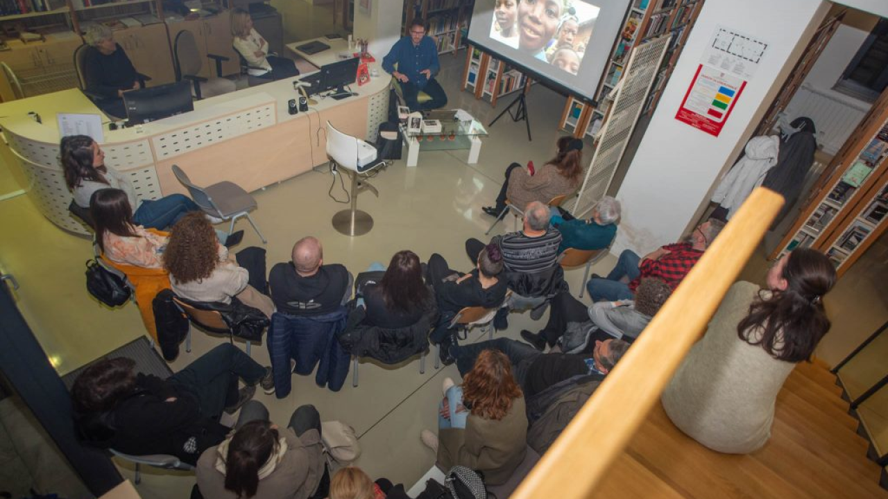 Ivančić predstavio putopis iz Konga: U kninskoj knjižnici se tražila stolica više