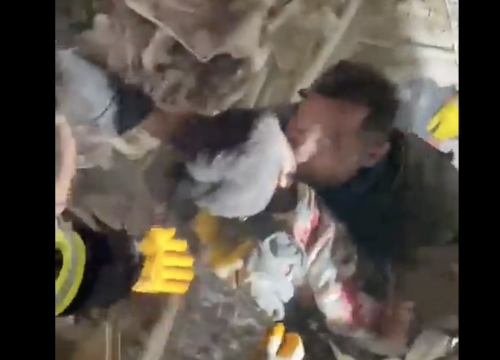 Video koji ledi krv u žilama: Nakon 22 sata iz ruševina spašen trogodišnjak