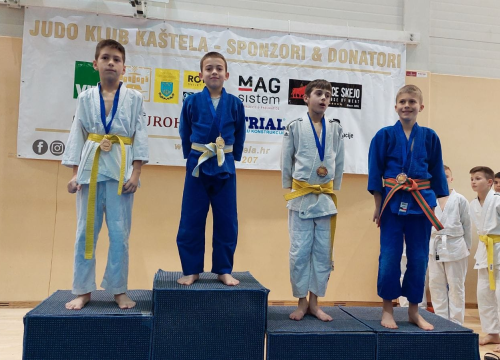 Fotografija 8 - Mladi članovi Judo kluba Šibenik u Kaštelima do 4 zlata i 6 medalja ukupno