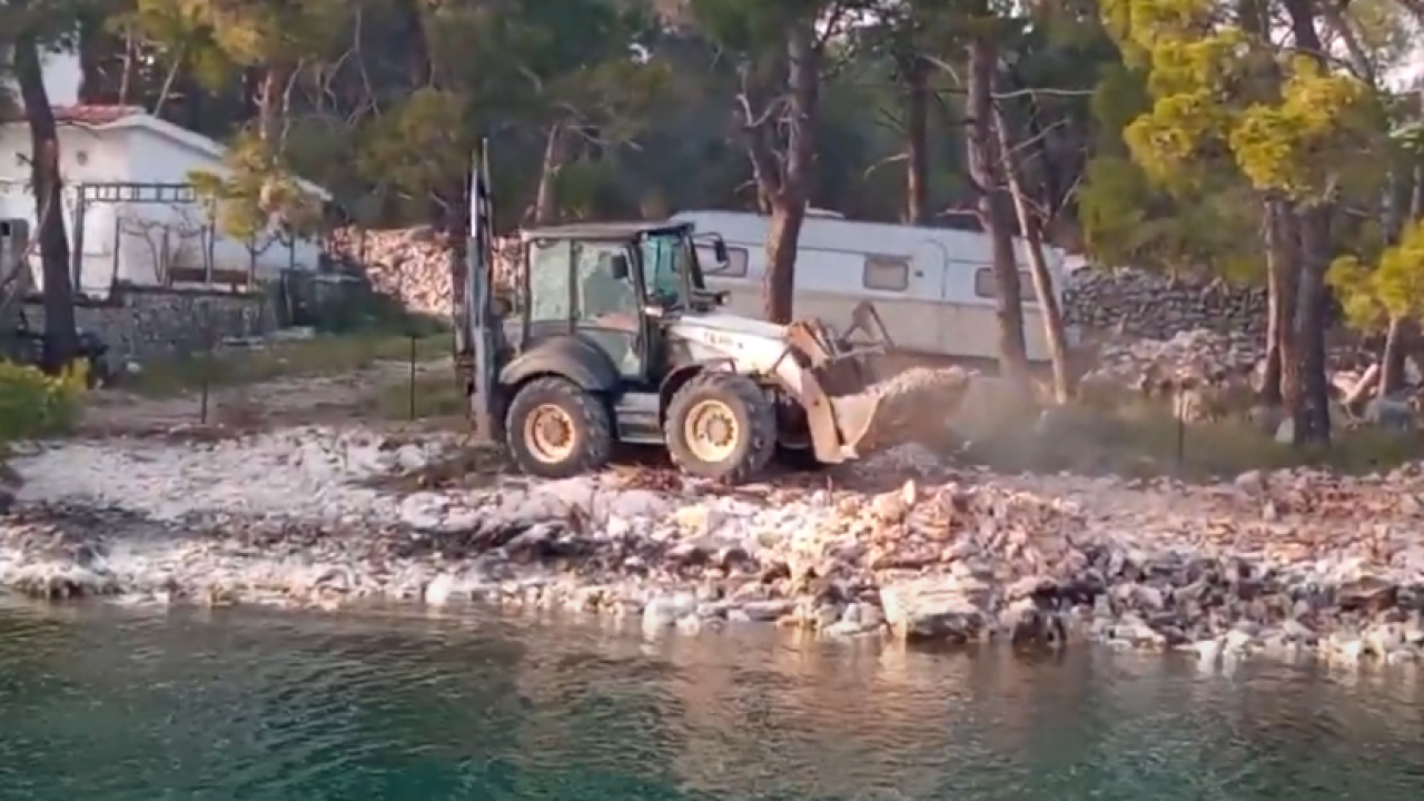 Uhvaćen dok razvaljuje obalu bagerom na Jadriji u Guštinoj vali