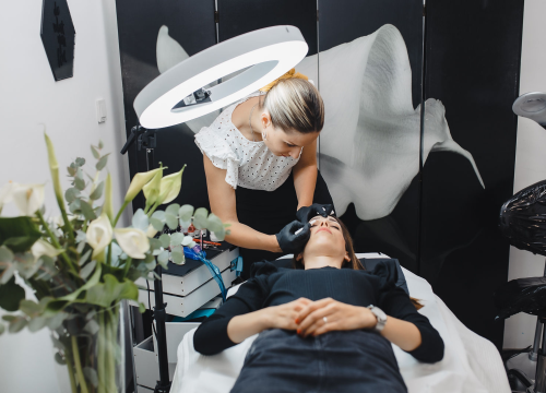 Jelena Radak časti klijentice odličnim popustima na trajnu šminku!