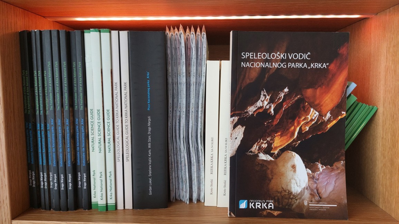Speleološki vodič Nacionalnog parka 'Krka' podijeljen školama u županiji