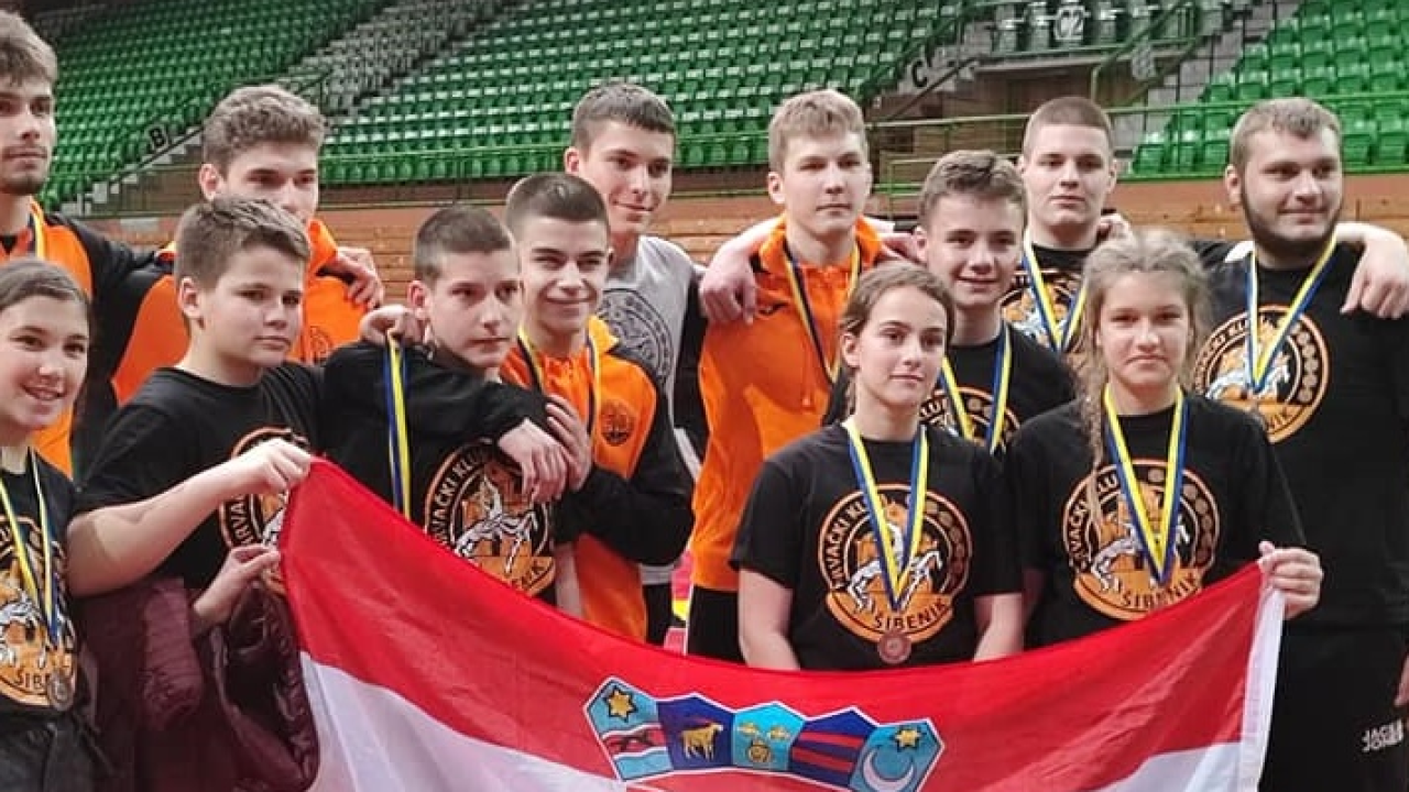 Mladim hrvačima Šibenika 11 medalja na turniru u Sarajevu