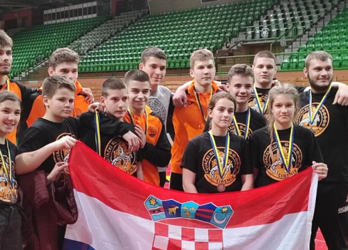 Mladim hrvačima Šibenika 11 medalja na turniru u Sarajevu