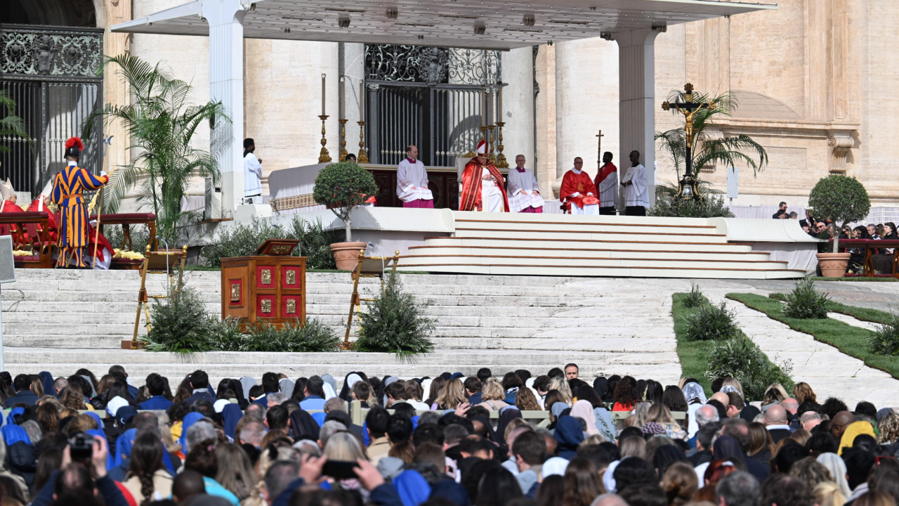 Papa Franjo vodio misu na Cvjetnicu dan nakon otpusta iz bolnice