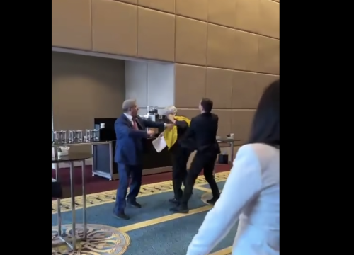 Ruski izaslanik ukrajinskom uzeo zastavu pa dobio batine