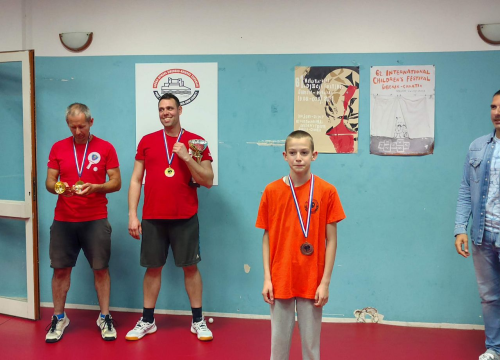 Fotografija 5 - Zlarinski papentaš ponovno prvak Stolnoteniske rekreativne lige Šibenik 2022./’23.