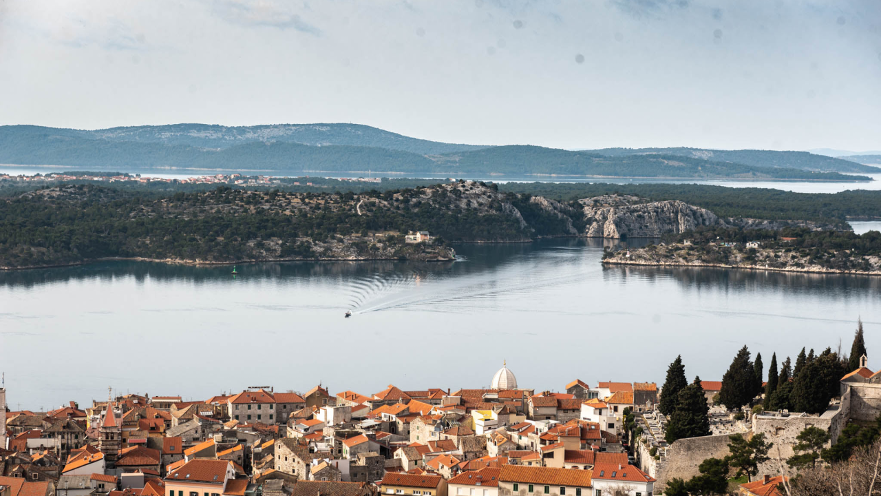 Sad bi svi u Šibeniku, i Dominisi i Galbijani, bili iz srednjeg vijeka. Prava istina je potpuno drugačija