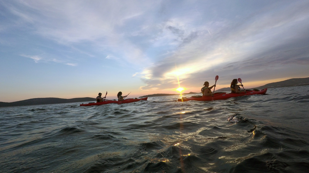 Kajakarenje uz zalazak sunca i zanimljive ture u Vodicama iskustvo je koje ćete pamtiti