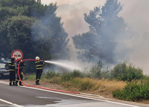 Fotografija 9 - Objekti nisu ugroženi, vatrogasci ostaju na terenu cijelu noć