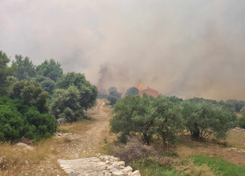 Fotografija 10 - Objekti nisu ugroženi, vatrogasci ostaju na terenu cijelu noć