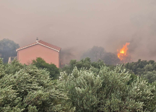 Fotografija 6 - Objekti nisu ugroženi, vatrogasci ostaju na terenu cijelu noć
