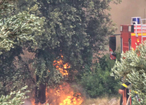 Fotografija 14 - Objekti nisu ugroženi, vatrogasci ostaju na terenu cijelu noć