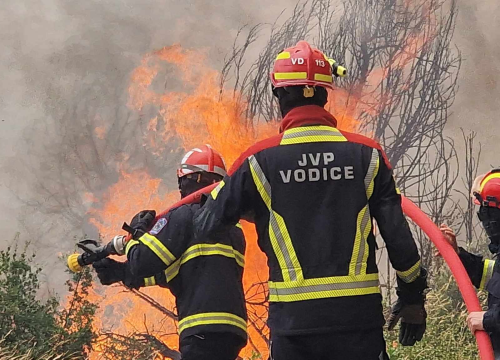 Fotografija 16 - Objekti nisu ugroženi, vatrogasci ostaju na terenu cijelu noć