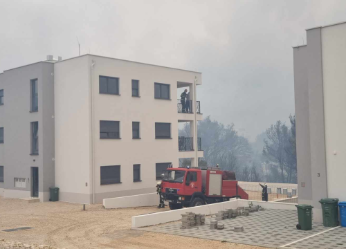 Fotografija 22 - Objekti nisu ugroženi, vatrogasci ostaju na terenu cijelu noć