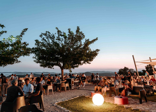 Fotografija 13 - Ljetna večer i vrhunska glazba na Barone Jazz Festivalu: B's FUNstallation oduševili Šibenčane i turiste