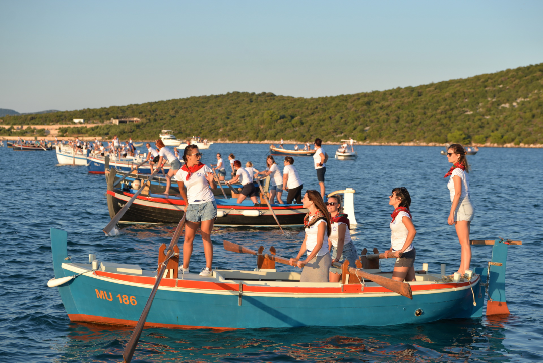 Ne propustite feštu u Betini: Regata Dlan & veslo pa vrhunski koncerti i vatromet!