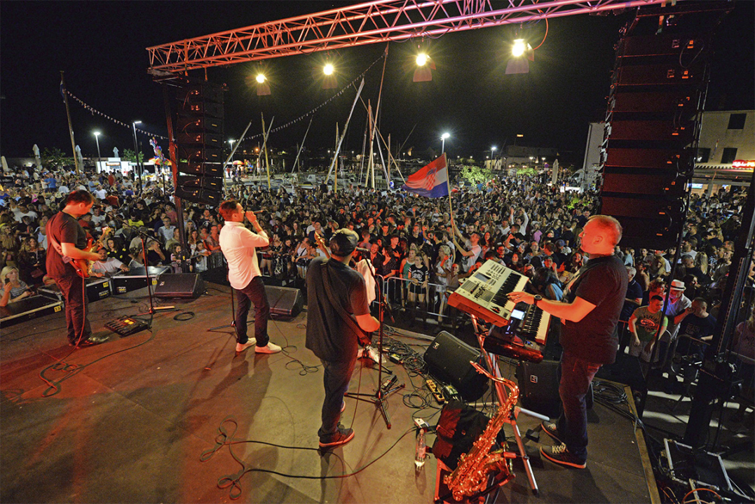 Ne propustite feštu u Betini: Regata Dlan & veslo pa vrhunski koncerti i vatromet!