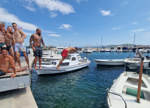 Fotografija 3 - Vječni mladići odlučili vratiti običaj skakanja u more na Vodičku feštu