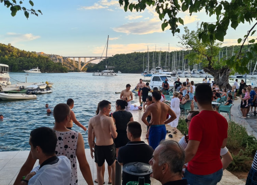 Fotografija 2 - Stari i mladi u Skradinu navukli kostime i odmjerili snage na nogometnom terenu