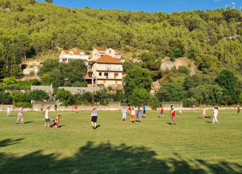 Fotografija 5 - Stari i mladi u Skradinu navukli kostime i odmjerili snage na nogometnom terenu
