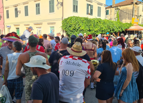 Fotografija 8 - Stari i mladi u Skradinu navukli kostime i odmjerili snage na nogometnom terenu