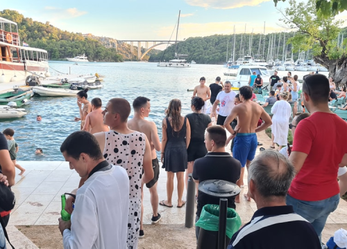Fotografija 12 - Stari i mladi u Skradinu navukli kostime i odmjerili snage na nogometnom terenu