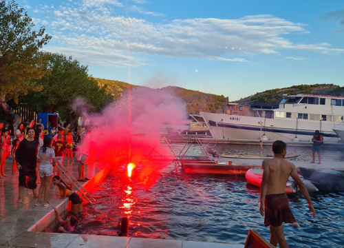 Fotografija 16 - Stari i mladi u Skradinu navukli kostime i odmjerili snage na nogometnom terenu