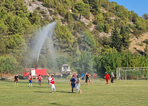 Fotografija 19 - Stari i mladi u Skradinu navukli kostime i odmjerili snage na nogometnom terenu