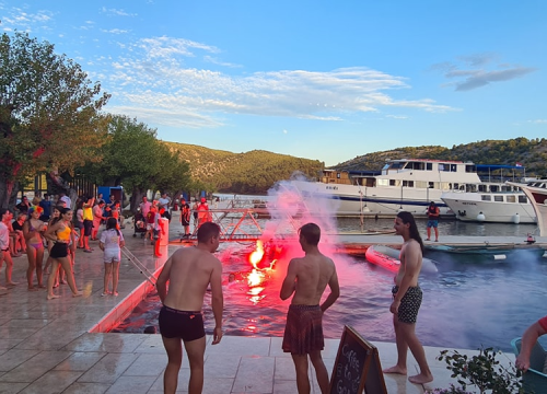 Fotografija 18 - Stari i mladi u Skradinu navukli kostime i odmjerili snage na nogometnom terenu