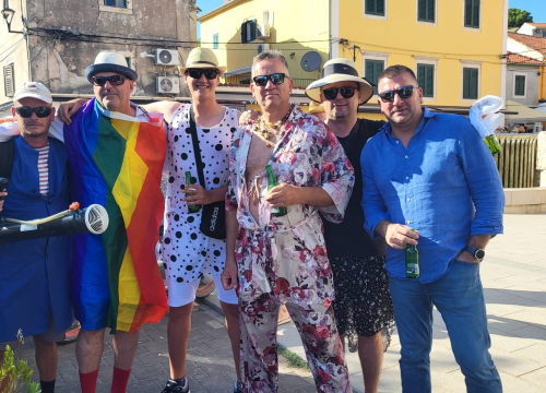 Fotografija 22 - Stari i mladi u Skradinu navukli kostime i odmjerili snage na nogometnom terenu