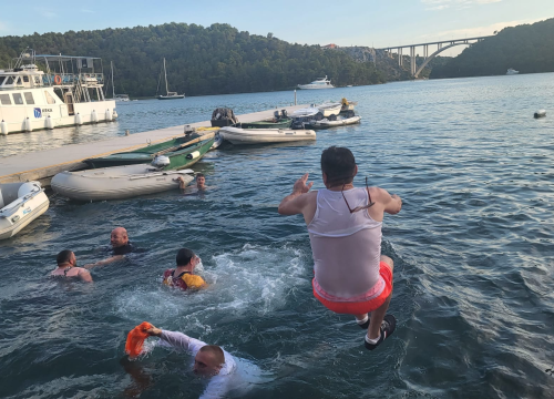 Fotografija 26 - Stari i mladi u Skradinu navukli kostime i odmjerili snage na nogometnom terenu