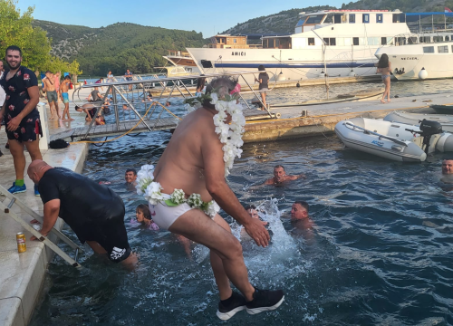 Fotografija 27 - Stari i mladi u Skradinu navukli kostime i odmjerili snage na nogometnom terenu