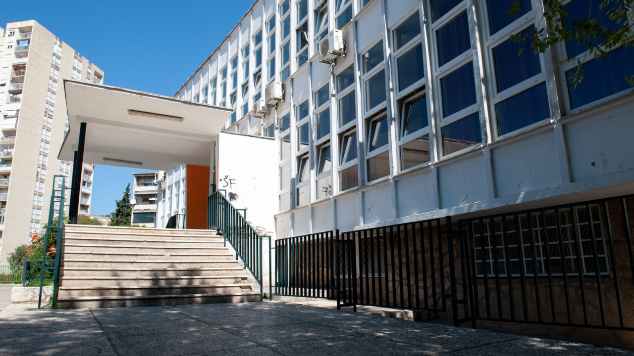 Dvoje nastavnika informatike u OŠ Tina Ujevića nastavu drže - istovremeno, ravnatelj Božikov priprema im otkaze