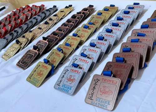 Fotografija 7 - 'Žetva' medalja za Karate klub Šibenik 1066: Osvojili ih čak 29 u Velikoj Kladuši