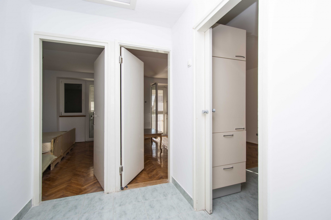 Prodaje se prostran stan u centru grada s parkingom!