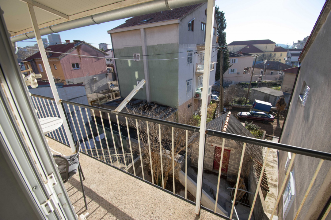 Prodaje se prostran stan u centru grada s parkingom!