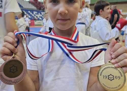 Fotografija 3 - Vodički karataši na međunarodnom turniru osvojili 35 medalja