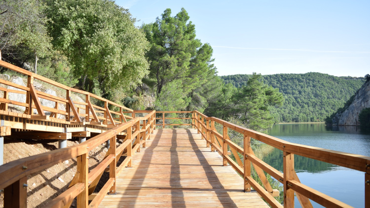 Završeni radovi na uređenju pješačke staze ispod Skradinskog mosta