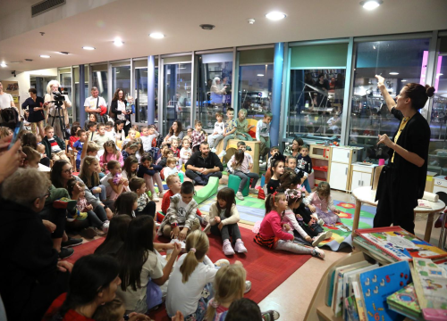 Puna knjižnica djece na ‘Bljakavoj pričaonici s Mrljekom, Prljekom i Jelenom Pervan’