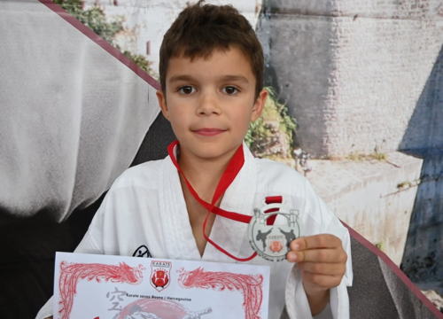 Fotografija 2 - Članovi Karate kluba 'Okit Vodice' sudjelovali na 6. 'Mostar Openu' i osvojili 12 medalja