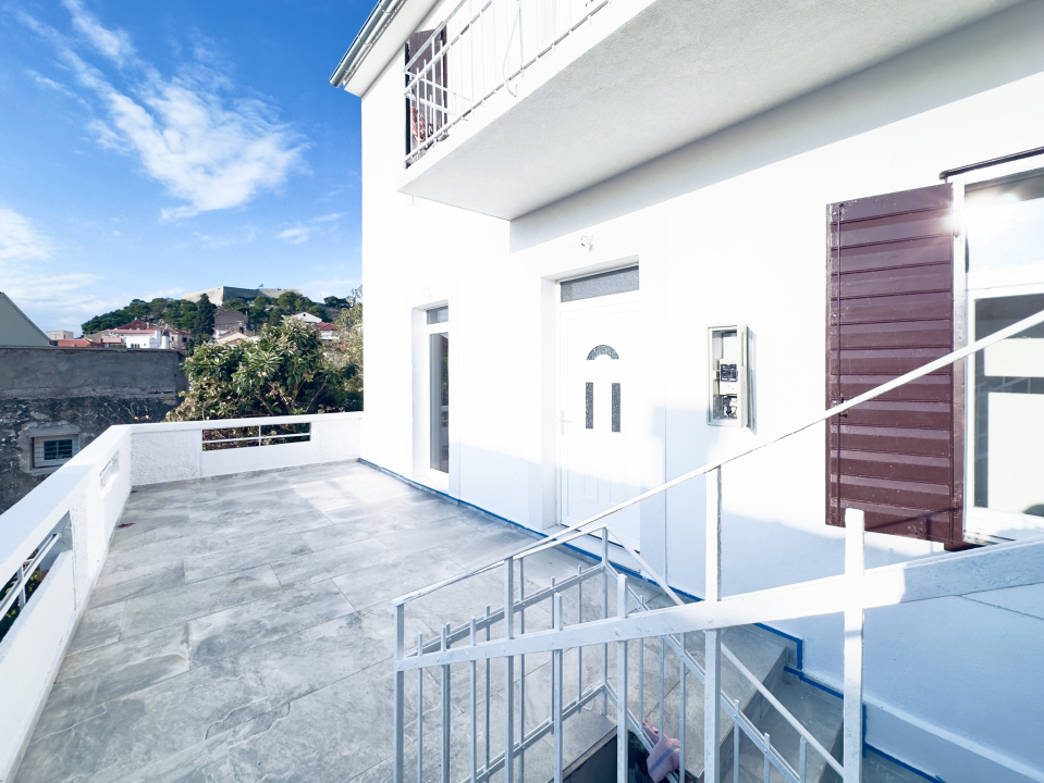 Prodaje se kompletno renoviran dvosoban stan na odličnoj lokaciji!