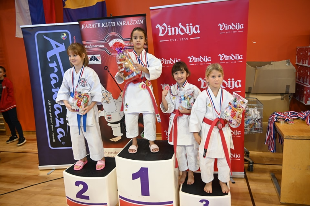 Članovi Karate kluba Okit Vodice na međunarodnom turniru osvojili deset zlata, pet srebra i pet bronci